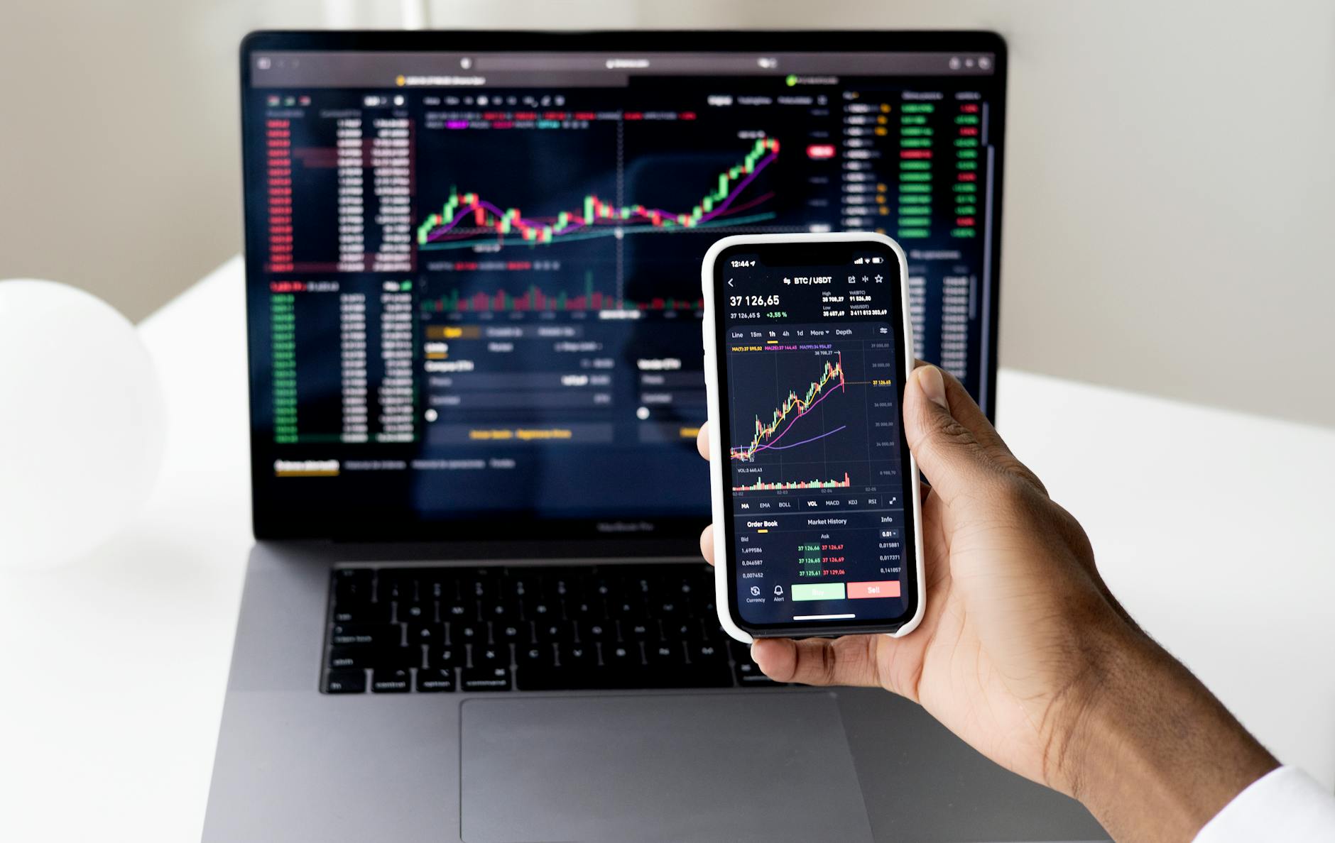 Global Markets Surge to Record Highs Amid Easing Geopolitical Tensions and Tech Rally