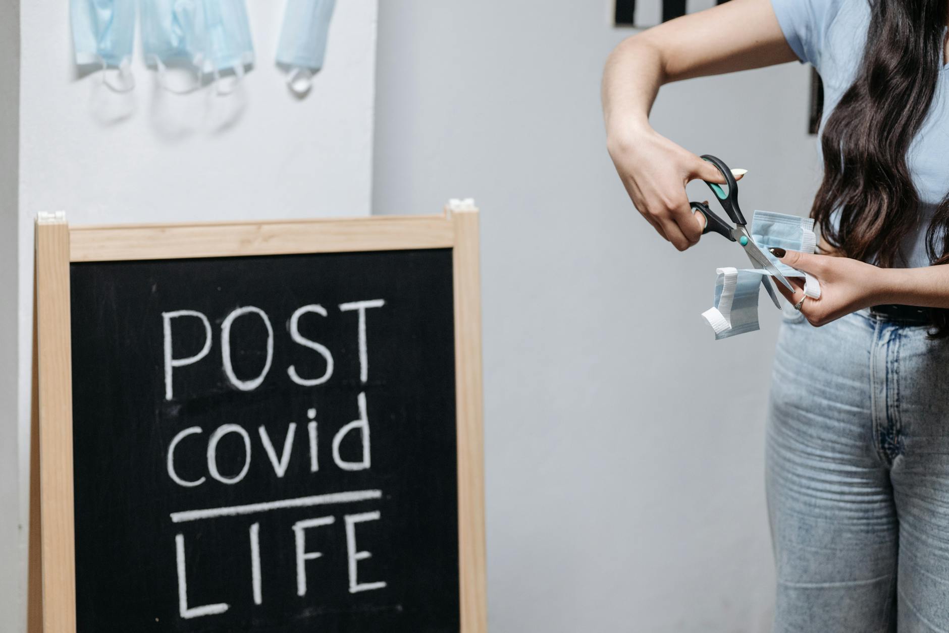 Global Markets Juggle Rate-Cut Hopes, Oil Volatility and Geopolitical Risks as Year-End Rally Faces New Tests